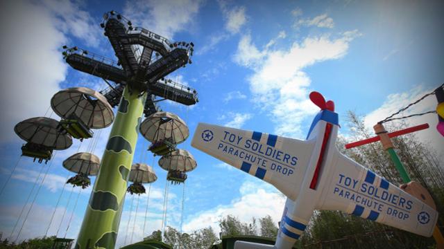 Toy Stories Fallschirmspringen (Toy Soldiers Parachute Drop)